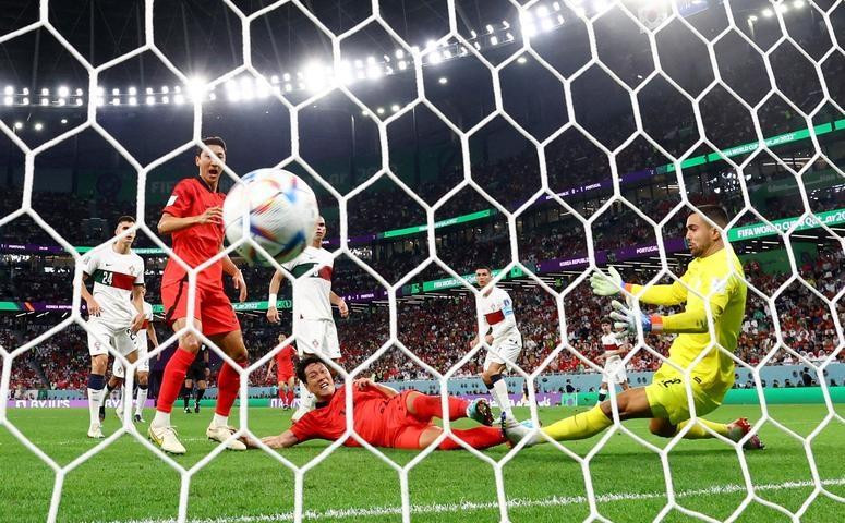 The RoK's Kim Young-gwon scores their first goal past Portugal's Diogo Costa. (Photo: Reuters)