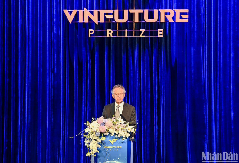 Prof. Sir Richard Henry Friend, Chair of the VinFuture Prize Council delivers the opening speech at the ceremony.