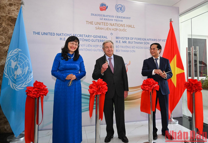 United Nations Secretary-General Antonio Guterres and Foreign Minister Bui Thanh Son cut the ribbon to inaugurate the United Nations Hall at the Diplomatic Academy of Vietnam.