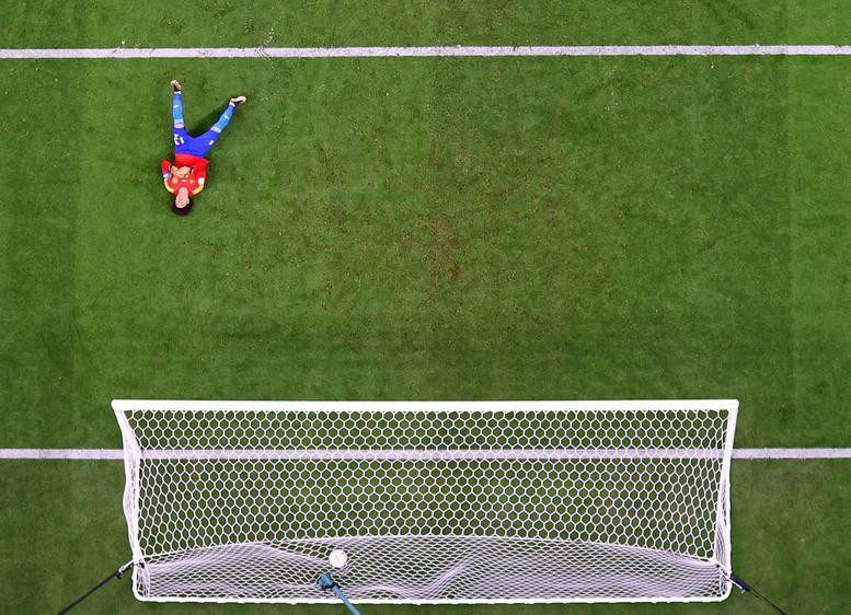 Mexico’s Guillermo Ochoa looks dejected after Argentina’s Lionel Messi scores their first goal. (Photo: Reuters)