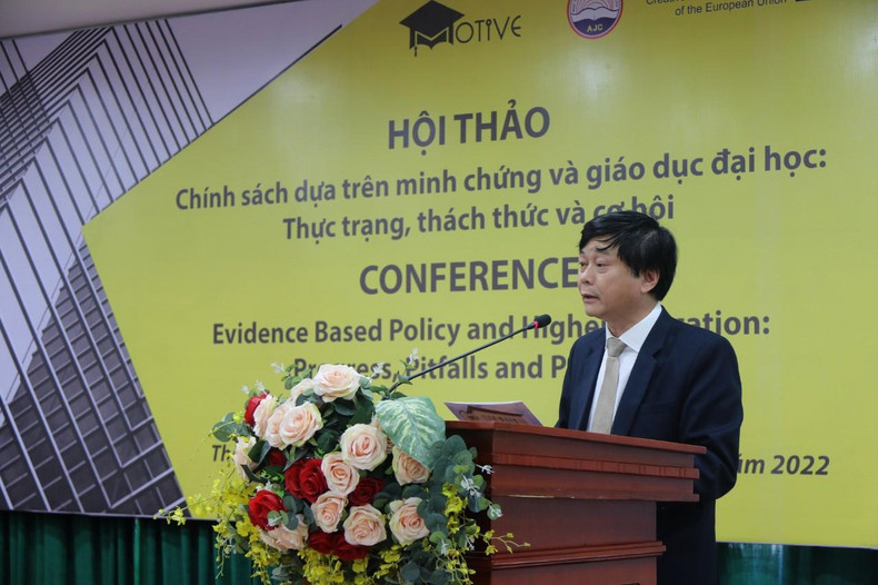 Assoc. Dr. Pham Minh Son, Director of the Academy of Journalism and Communications speaks at the conference.