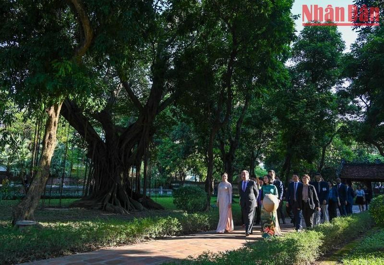 The tour guide at the relic site introduces the UN Secretary-General to the history of formation and development of Van Mieu-Quoc Tu Giam (the Temple of Literature).