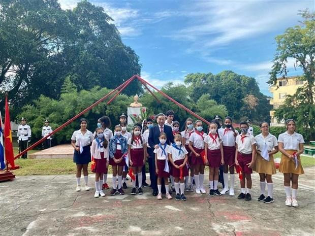 General To Lam and Cuban children at the Ho Chi Minh Park in Havana (Photo: VNA)