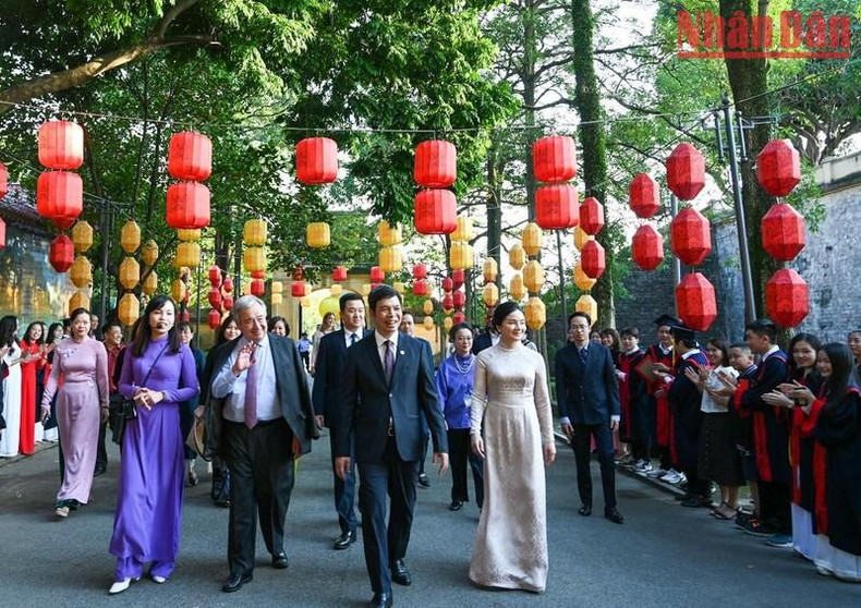 UN Secretary-General Antonio Guterres greets local people and tourists with a wave.