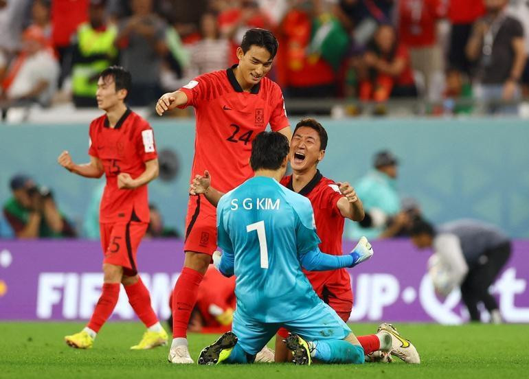 RoK's Kim Seung-gyu, Jung Woo-young and Cho Yu-min celebrate after the match as the RoK qualify for the knockout stages. (Photo: Reuters)