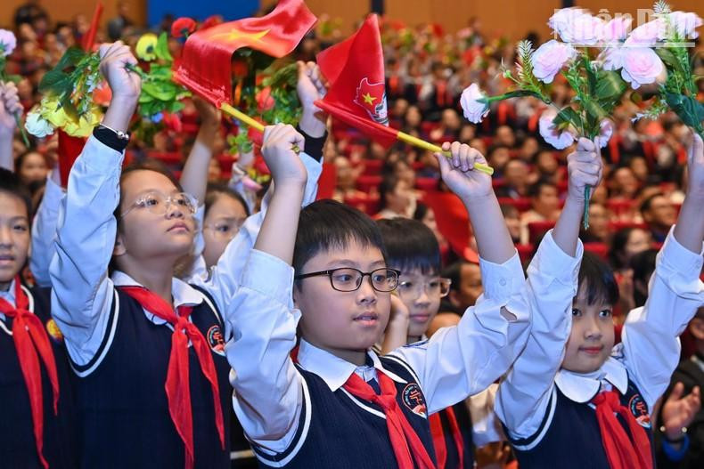 The children congratulate the congress.