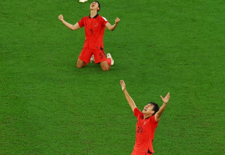 The Republic of Korea's Kwon Kyung-won and Jung Woo-young celebrate after the match. (Photo: Reuters)