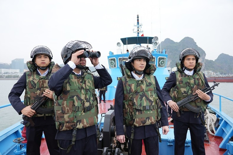 Civil servants of the Anti-smuggling and Investigation Department under the General Department of Customs patrol and control Quang Ninh waters. Civil servants of the Anti-smuggling and Investigation Department under the General Department of Customs patrol and control Quang Ninh waters.