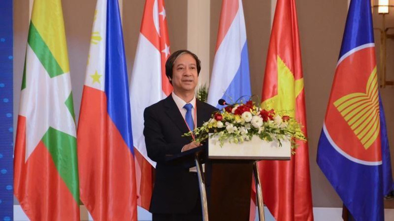 Minister of Education and Training Nguyen Kim Son speaks at the meeting.