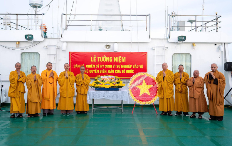 Service held to commemorate heroes who died to protect sea and island sovereignty ảnh 2 Service held to commemorate heroes who died to protect sea and island sovereignty ảnh 2
