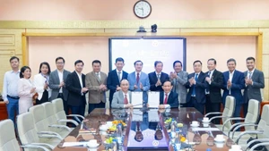 The National Health Information Centre under the Ministry of Health and the Viet Nam Private Medical Practice Association signed a cooperation agreement under the witness of leaders of the Ministry of Health. (Photo: NDO)