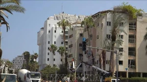 Apartment buildings on Tel Aviv’s Levy Eshkol street damaged by missile strikes on June 16, 2025 (Photo: VNA)