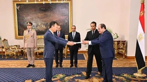Vietnamese Ambassador Nguyen Nam Duong presents a letter of credentials from President Luong Cuong to President Abdel Fatah El-Sisi. (Photo: Vietnamese Embassy in Egypt)