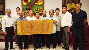 The Ha Dong Intellectuals group is one of the few that collects and returns royal decrees to localities that have lost them. However, there remains a lack of policies to encourage and honour such initiatives, which could otherwise inspire more volunteer cultural groups. (Photo: nhandan.vn)