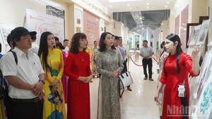 Delegates visit the sketch exhibition “Battlefield Memories of Zone V” (Photo:NDO)