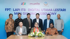 The signing ceremony was attended by Addy Perdana Soemantry, Commercial Counselor of Indonesia in Ha Noi, and executives from FPT, LAPI ITB and Digital Utama Lestari.