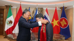 Malaysian Ambassador to Mexico Jamal Johan (left) hands over the ACMC Chairman ribbon to Vietnamese Ambassador to Mexico Nguyen Van Hai (Photo: VNA)
