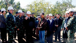 Deputy PM Bui Thanh Son talks with a family supported to build a new house at the groundbreaking ceremony of the “Quang Trung Campaign” in Lam Dong Province.