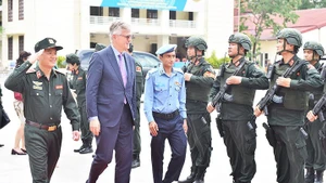 The UN delegation visits the Peacekeeping Police Training Centre. (Photo: nhandan.vn)