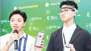 Students from Ha Noi University of Science and Technology introduces a product to monitor and maintain drivers’ alertness. (Photo: NDO)