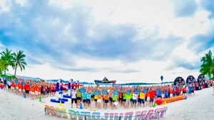 Team-building activity on the beach for a MICE group in Ha Long, Quang Ninh. (Photo: HUE VU)