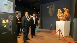 Delegates were deeply impressed with the projection technology at the Thang Long Imperial Citadel exhibition space. (Photo: NDO)