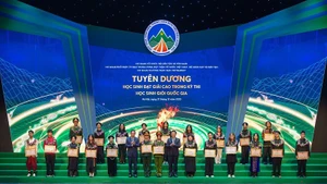 Mai Van Chinh, Deputy Prime Minister, and Dao Ngoc Dung, Minister of Ethnic and Religious Affairs, present certificates of merit to outstanding ethnic minority pupils, students and young people.