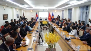 Overview of the meeting at the Vietnamese Embassy in Cambodia. (Photo: DINH TRUONG)