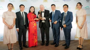 Representatives of Tuyen Quang Province received the title “Asia’s Leading Regional Cultural Destination 2025.” (Photo: NDO)