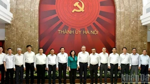 General Secretary To Lam with leaders of the Party, State and the Standing Committee of the Ha Noi Party Committee.