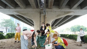 Volunteers were trained in waste classification, safety instructions, and equipped with gloves, tongs and sacks to ensure effectiveness and safety during waste collection. (Photo: NDO)