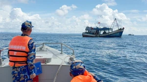 Officers and soldiers of Ship 627, Flotilla 511, Brigade 127, Naval Region 5 approach and disseminate information to fishermen operating in the southwestern sea area.