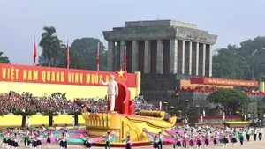 The vehicle carrying the portrait of President Ho Chi Minh passed the Ho Chi Minh Mausoleum