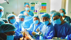 Doctors performing foetal heart intervention for a Singaporean pregnant woman. (Photo: NDO)