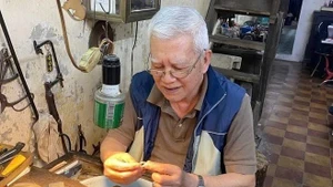 Nguyen Chi Thanh, a silversmith on Hang Bac Street (Photo: Le Huy/NDO)