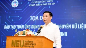 Assoc. Prof. Dr. Bui Huy Nhuong, Director of the National Economics University, speaking at the seminar “Training Applied Mathematics in the Era of Data and Intelligent Decision-Making”. (Photo: NDO)