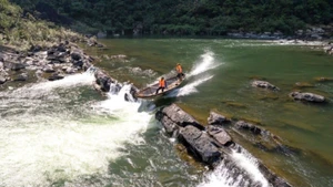 Conquering Tam Lu Waterfall brings tourists moments of excitement that will last a lifetime. (Photo: nhandan.vn)
