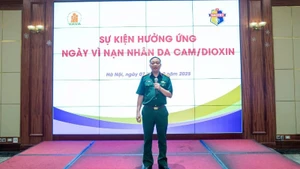 Lieutenant Colonel Tran Duc Hung, Deputy Director of the National Action Centre (Naccet), delivered a speech at the event. (Photo: NDO)