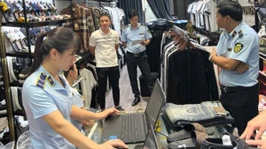 Market surveillance officers in Hai Phong impose penalties on a fashion shop for selling counterfeit branded clothing on social media platforms.