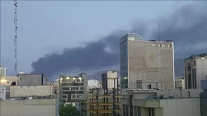 Smoke rises following an explosion in Tehran, Iran, on June 15, 2025. (Photo: Xinhua/VNA)