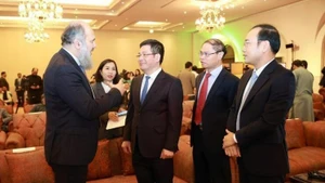 Minister of Industry and Trade Nguyen Hong Dien talks with Pakistani Minister for Commerce Jam Kamal Khan. (Photo: Viet Nam Economic News)