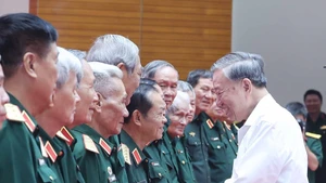 General Secretary To Lam met with military generals and Heroes of the People’s Armed Forces.