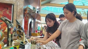 Many handicraft products from traditional craft villages of the capital are displayed in the “Quintessence of Ha Noi Autumn” space.