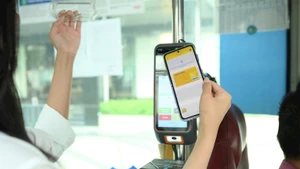 Contactless NAPAS card payments on bus networks. (Photo: NDO)