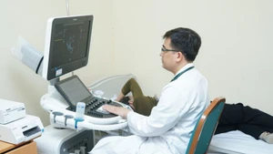 Hospital fee exemption will help perfect the healthcare system towards sustainability, reducing the risk of people delaying or abandoning treatment due to costs. (Illustrative photo)