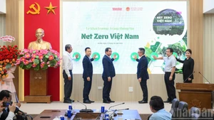 Leaders and delegates press buttons to launch “Net Zero Viet Nam” information page. (Photo: NDO)