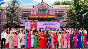 Officials and teachers of Nguyen Nhu Kon Tum Primary School for Pedagogical Practice excellently completed their tasks in the 2024-2025 school year. (Photo: nhandan.vn)