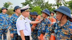 Rear Admiral Tran Xuan Van, Secretary of the Party Committee and Political Commissar of Naval Region 1, inspects storm prevention and control efforts. (Photo: NDO)