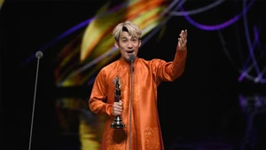 Lien Binh Phat receives the award at the Golden Bell Awards ceremony. (Photo: Golden Bell Awards)