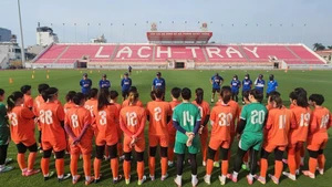 Members of the Vietnamese women's team practice at Lach Tray Stadium. (Photo: VFF)